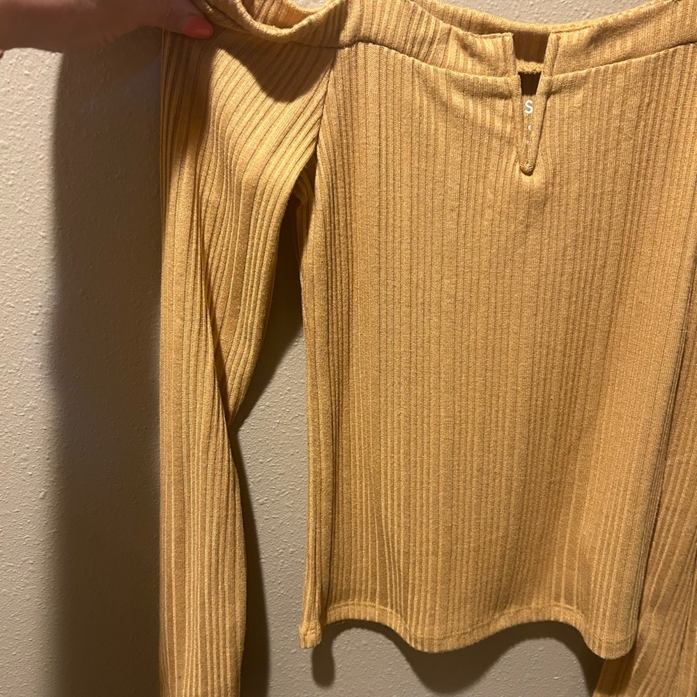 Cold Shoulder Top - Picture 2 of 4